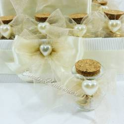 Matrimonio anniversario bomboniere torta aprifesta con vasetti sposi confetti bilgiettini