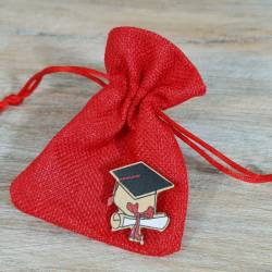 Sacchetto laurea rosso con tiranti con tocco e pergamena in legno