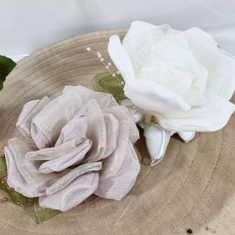 Segnaposto fiore bianco e beige con petali per confetti