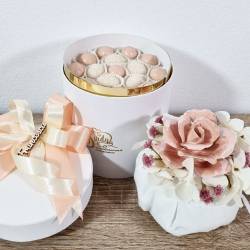 Bomboniere sacchetti profumati fiore porcellana rosa e scatola degustazione confetti