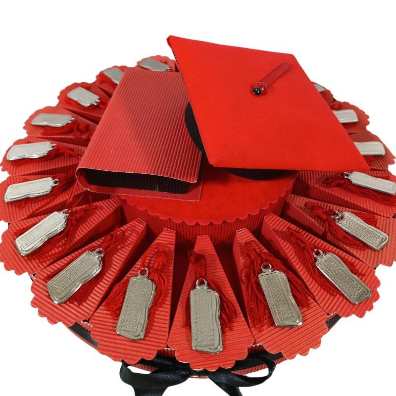 Torta con tastiere con nappina per laurea in ingegneria informatica con tocco e tesi
